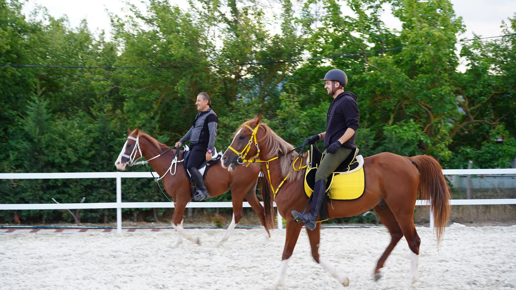 Han Atlı Spor Kulübü manejinde at süren iki binici